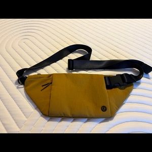 Lululemon Multi-pocket Belt Bag